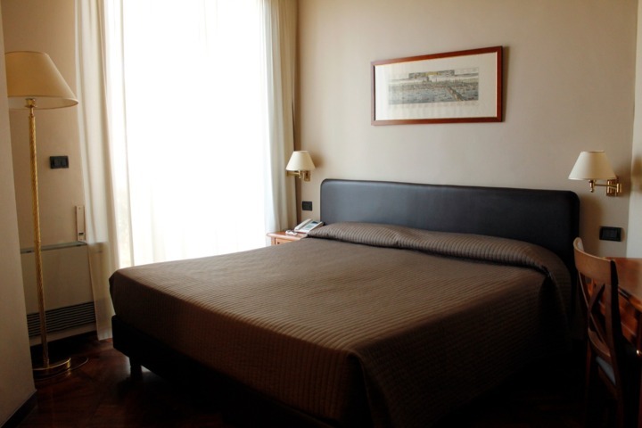 camere-hotel-san-giorgio-fiuggi-heaven-spa-centro-benessere-camera-matrimoniale-bollitore-servizio-in-camera-servizi-comfort-confortevole