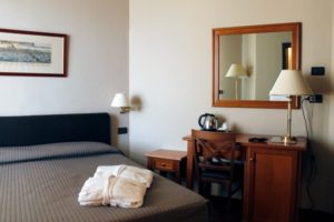 camere-hotel-san-giorgio-fiuggi-heaven-spa-centro-benessere-camera-matrimoniale-bollitore-servizio-in-camera-servizi