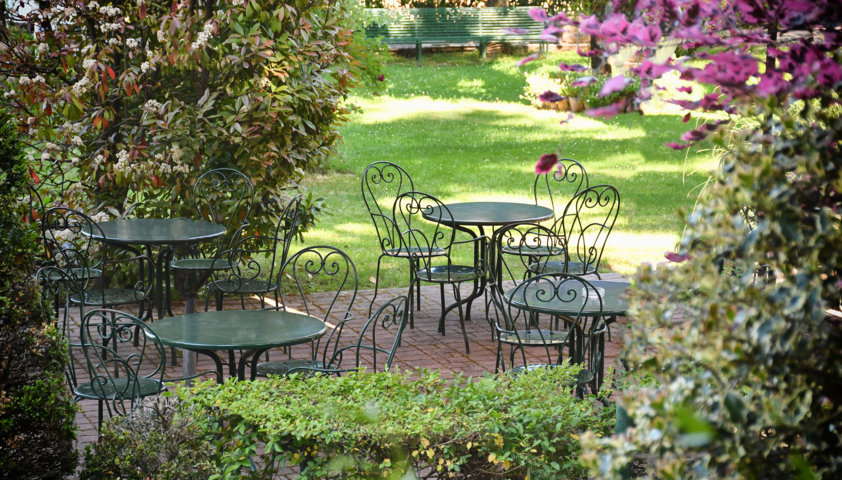 giardino-con-tavoli-panchine-minigolf-piante-fiori-garden-alberi-aperitivo-all-aperto-fuori-happy-hour-relax-benessere-aria-pulita-aria-pura-fiuggi-terme-hotel-san-giorgio-heaven-spa