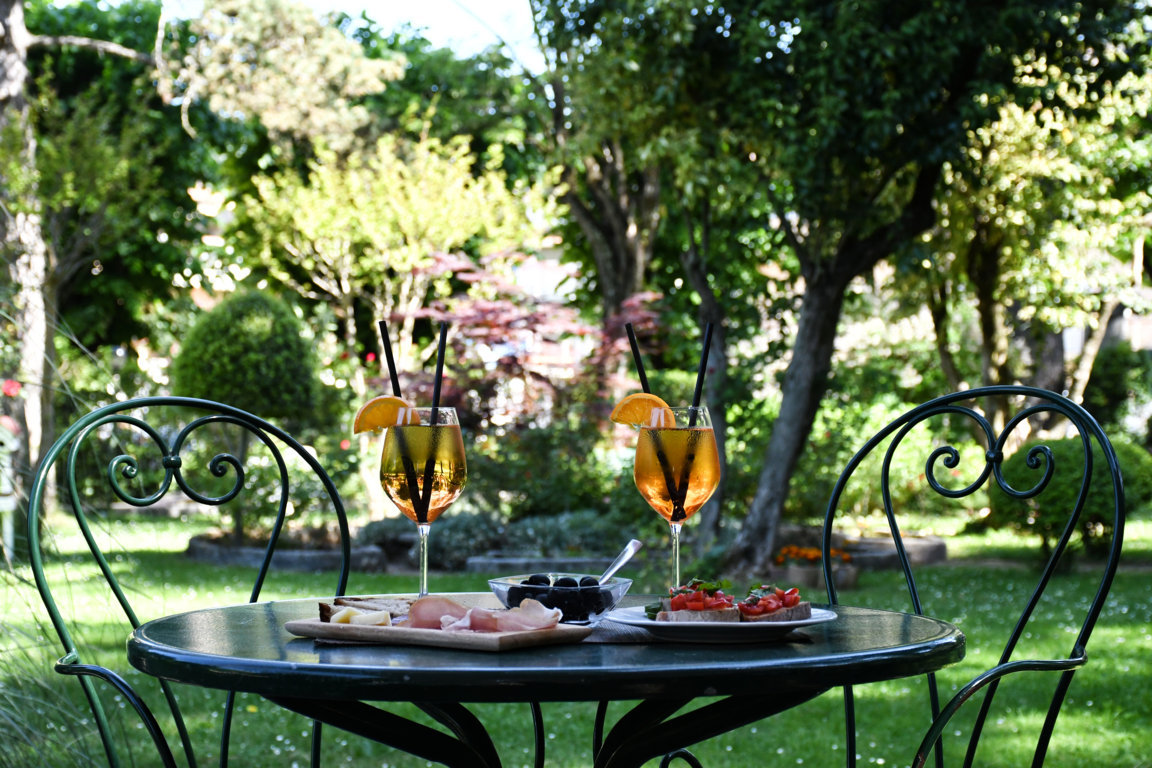 aperitivo-in-giardino-aperol-spritz-aperitivo-fiuggi-terme-bruschette-pomodorini-tagliere-salumi-e-formaggi-locali-olive-happy-hour-aperitif-aperitive-drink-food-alcohol-free-garden-tree-grass-plant-flower