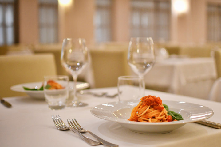 pasta-cheese-parmigiano-parmesan-reggiano-spaghetti-al-pomodoro-italian-food-cucina-tipica-typical-restaurant-hotel-san-giorgio-congress-e-spa-centrobenessere-hotel-romantico-per-famiglie