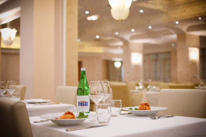 Pranzo-cena-romantica-romantic-lunch-dinner-wellness-restaurant-relax-ristorante-gusto-sapore-pasta-primo-piatto-secondo-contorno-dolce-spaghetti-pomodoro-acqua-fiuggi-water-bottle-italian-lunch-light