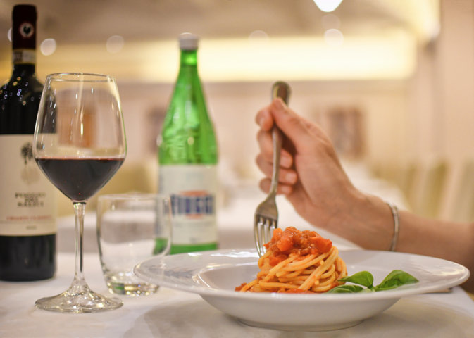 acqua-fiuggi-fiuggi-water-bottle-ristorante-restaurant-hotel-albergo-san-giorgio-fiuggi-terme-spa-congress-centro-benessere-congressi-wine-vino-pasta-al-pomodoro-spaghetti-eat-lunch-dinner-pranzo-cena-red-wine-tomato-pasta