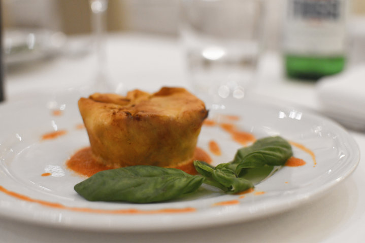 tortino-salato-crosta-di-patate-su-letto-di-salsa-di-pomodoro-e-basilico-salty-patty-potato-tomato-basil-cena-pranzo-lunch-dinner-light-ristorante-restaurant-hotel-san-giorgio-fiuggi-terme-congress-congressi-spa-centro-benessere