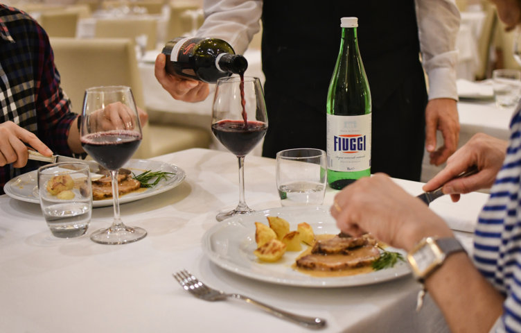 carne-scondo-patate-wine-vino-acqua-di-fiuggi-water-bottle-red-glass-cena-pranzo-light-lunch-light-dinner-meat-servizio-al-tavolo-cameriere-cena-romantica