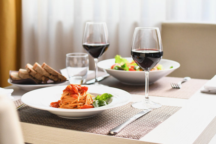 spaghetti-al-pomodoro-piatto-di-pasta-italian-lunch-dinner-cena-pranzo-insalata-salad-mixed-wine-vino-calice-pane-bread-acqua-fiuggi-fiuggi-water-hotel-albergo-san-giorgio-fiuggi-terme-spa-congress-congressi-centro-benessere