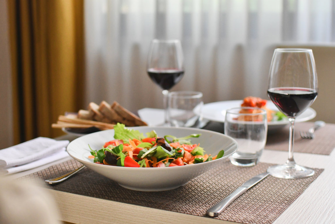 Insalata-mista-mixed-salad-carote-pomodori-tomato-carrot-olive-wine-glass-vino-bread-pane-pranzo-cena-light-lunch-light-dinner-spaghetti-pomodoro-water-acqua-fiuggi-hotel-san-giorgio