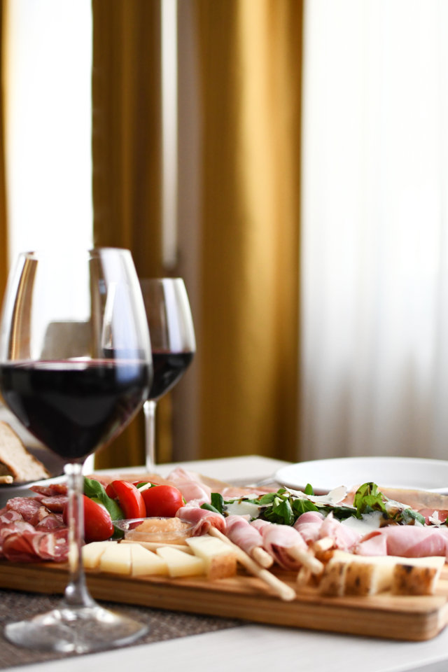 aperitivo-appetizer-aperitif-happy-hour-happyhour-vino-wine-spritz-aperol-ham-prosciutto-cheese-formaggio-tagliere-salame-salami-marmellata-marmellade-parmiggiano-parmesan