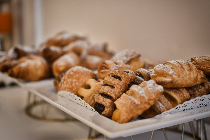 croissant-cornetti-saccottini-fagottini-ripieni-di-marmellata-e-cioccolato-al-latte-fondente-bianco-semplici-vuoti-crema-integrali-miele-breakfast-colazione-dolce-hotel-san-giorgio-congress-e-spa