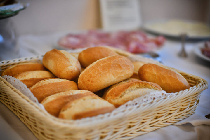 Colazione-Salata-continentale-pane-prosciutto-formaggi-salame-formaggio-cotto-bread-salami-ham-salt-breakfast-continetal-cheese-egg