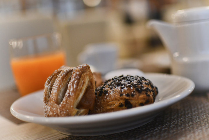 Saccottino-cornetto-croissant-cioccolato-chocolate-marmellata-marmellade-breakfast-italian-food-bundle-apricot-albicocca-succo-di-frutta-juoce-fuit-tea-te-the-cappuccino-espresso-coffee-caffè-colazione-dolce