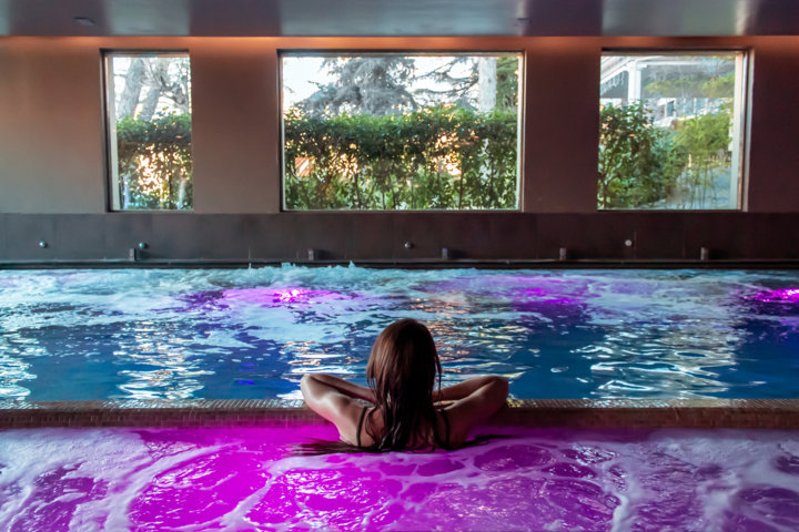 day-spa-day-use-Piscina-interna-hotel-san-giorgio-pool-idromassaggio-cromoterapia-relax-wellness-benessere-chromotherapy-hydromassage-riscaldata-spa-centro-benessere-musica-soft-sottodondo-coppia-romantico