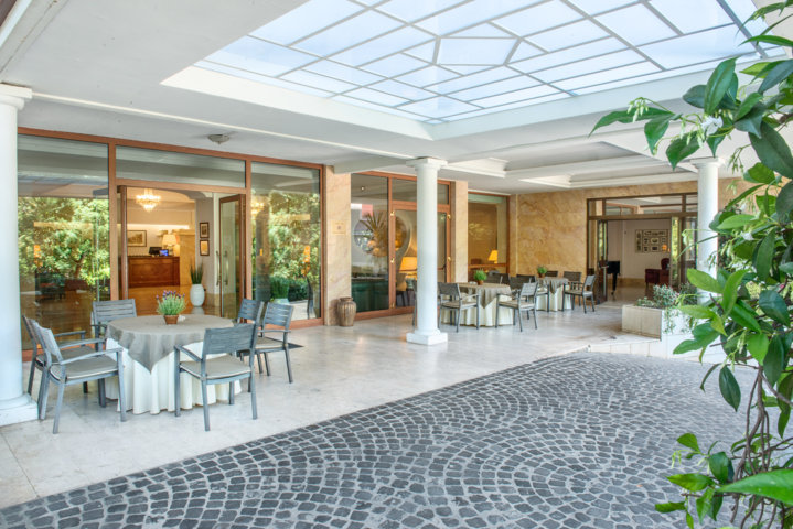 ingresso-hotel-reception-ingress-entrance-hall-smoking-area-welcome-hotel-san-giorgio-heaven-spa-fiuggi-terme-centro-benessere-convegni-4-stelle-quattro-stars-four