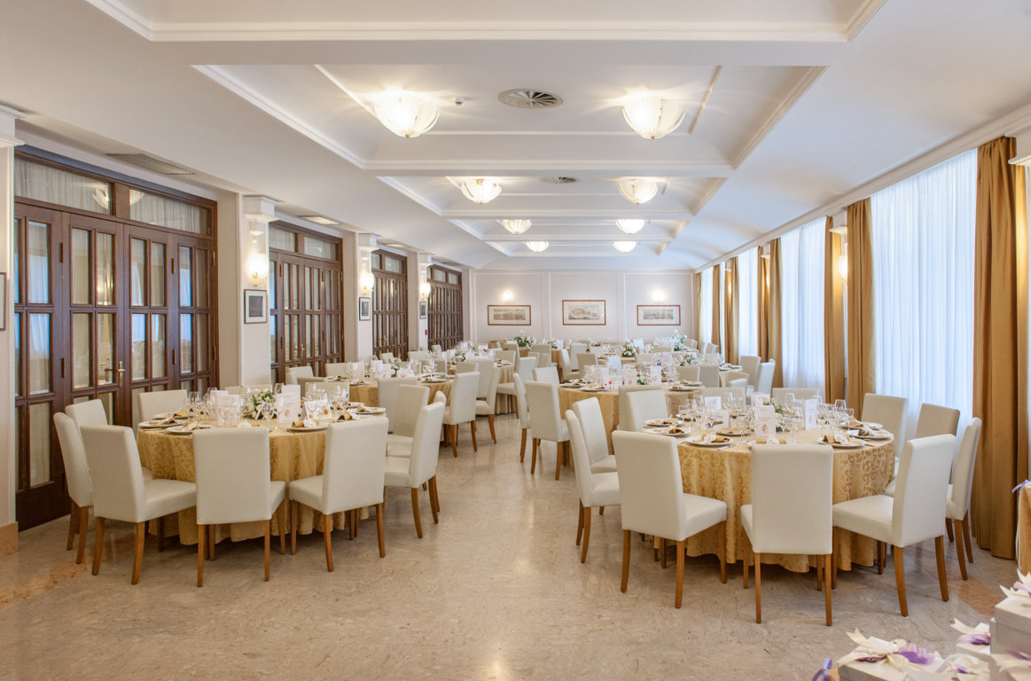 Il-nostro-ristorante-a-fiuggi-terme-sala-restaurant-salone-cerimonie-eventi-pranzi-cene-comunioni-cresime-battesimi-18-anni-diciottesimo-table-lunch-dinner-hotel-san-giorgio-fiuggi-terme