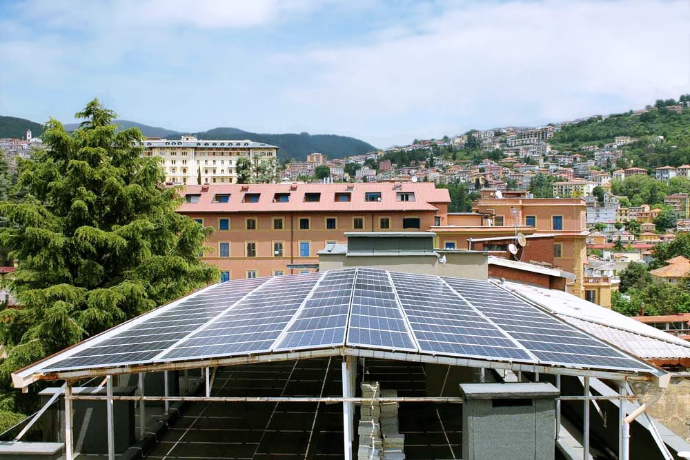 pannelli-solari-pannello-solare-green-hotel-energia-solare-energia-pulita-green-economy-hotel-verde-energia-pulita-energia-rinnovabile-rinnovabili-risorse-solar-panels-eco-ecologico-ecosostenibile-Ricarica-Elettrica-Fiuggi