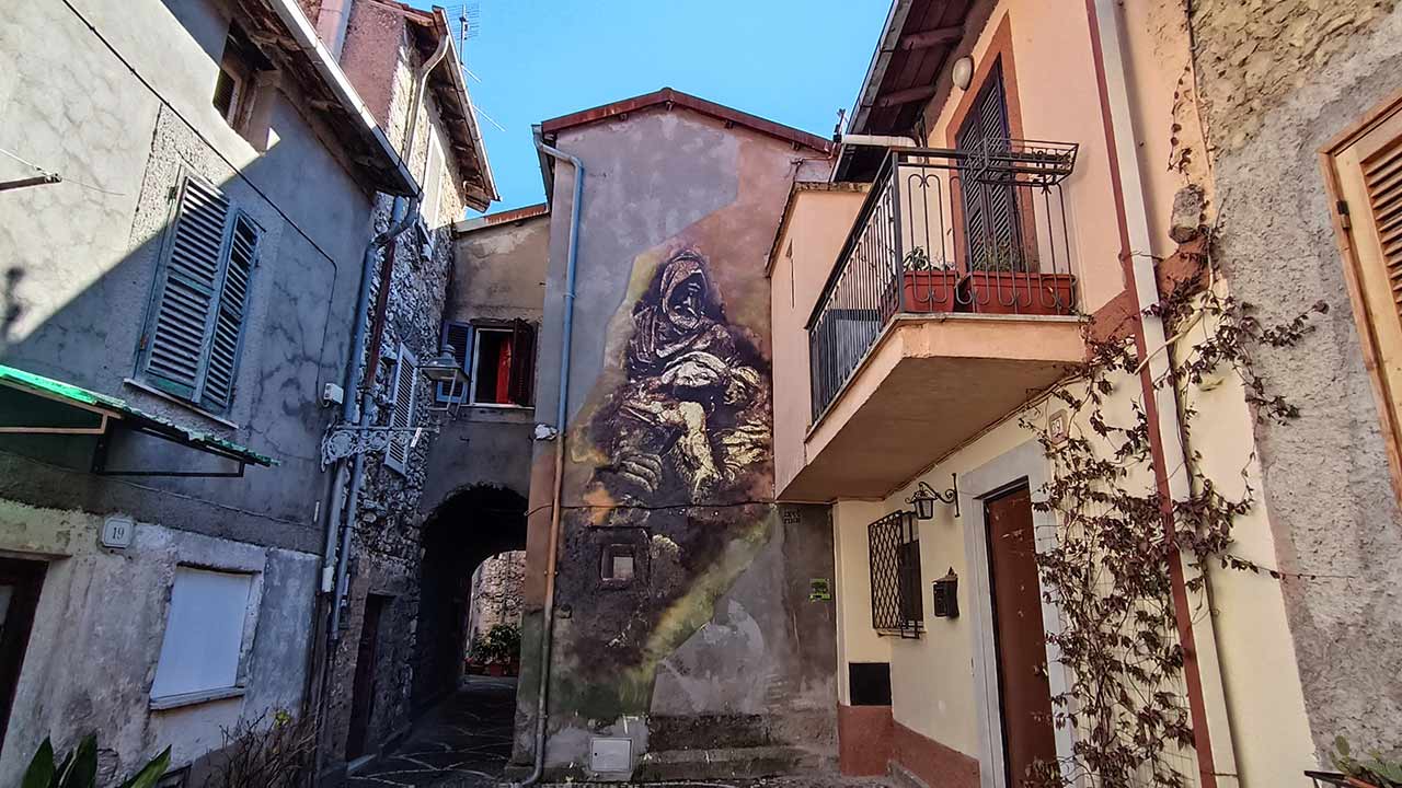 murales-fiuggi-street-art-anticoli-fiuggi-zero-km-0-kilometri-michelangelo-e-il-mal-di-pietra-radicibus-beetroot-riccardo-artista-art-arte-graffiti-murales-arte-su-muri-storia-radici-ciociaresubiaco-sacro-speco-sacrospeco-santa-scolastica-edifici-storici-storia-ciociaria-vicino-roma-rome-scopri-fiuggi-terme-fiuggi-città-escursioni-gite-fuori-porta-cosa-vedere-a-fiuggi-e-dintorni