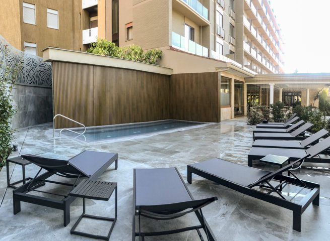 vasca-idromassaggio-hotel-san-giorgio-esterno-esterni-con-lettini-zona-relax-doccia-docce-esterne-cromoterapia-acqua-calda-riscaldata-piscina-esterna-idromassaggio-ferragosto-2025-fiuggi